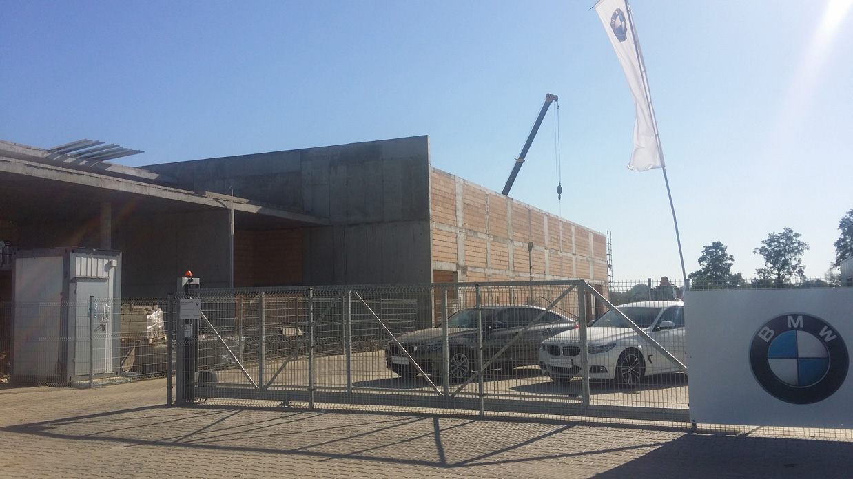salon samochodowy BMW Gorzów Wielkopolski brama 1