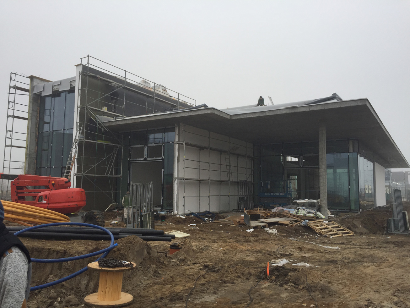 salon samochodowy BMW Gorzów Wielkopolski szyby zewnątrz 2