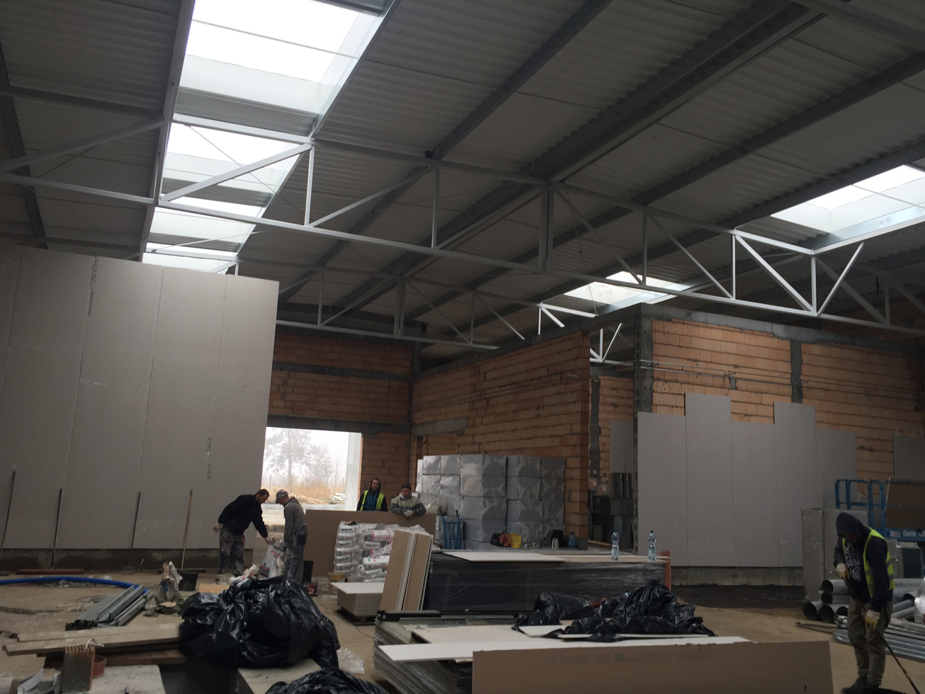 salon samochodowy BMW Gorzów Wielkopolski prace wewnątrz